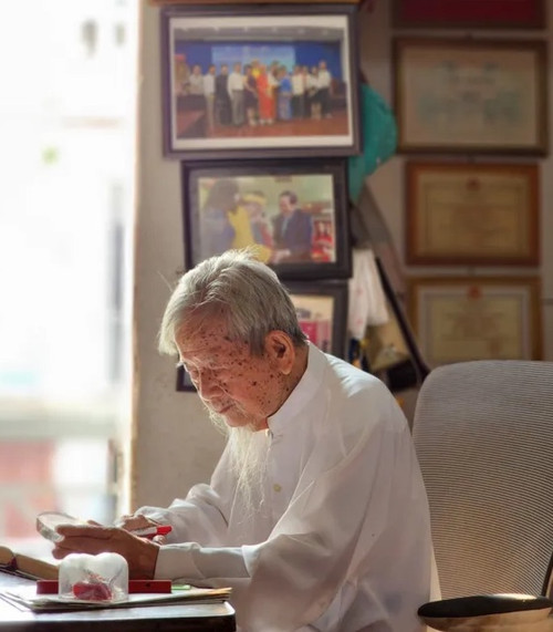 Nhà nghiên cứu 104 tuổi dành thời gian làm việc, đọc sách mỗi ngày.