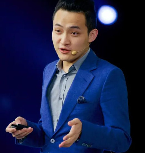 Doanh nhân Justin Sun vượt qua 6 người trong cuộc đấu giá để sở hữu Comedian. Doanh nhân Justin Sun vượt qua 6 người trong cuộc đấu giá để sở hữu Comedian.