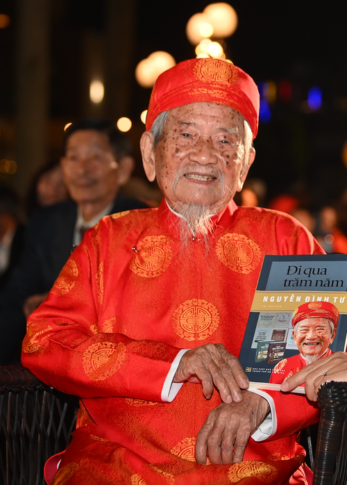 Nhà văn Nguyễn Đình Tư hai lần giành Giải thưởng Sách quốc gia. Nhà văn Nguyễn Đình Tư hai lần giành Giải thưởng Sách quốc gia.