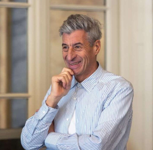 Maurizio Cattelan nổi tiếng với các tác phẩm nghệ thuật gây tranh cãi. Maurizio Cattelan nổi tiếng với các tác phẩm nghệ thuật gây tranh cãi.