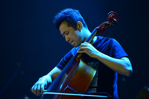 MC Anh Tuấn chơi cello trong đêm nhạc tưởng nhớ nghệ sĩ Trần Lập.