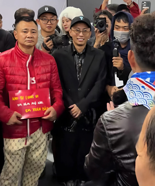 NSND Tự Long nhận quà từ Cục trưởng Cục Nghệ thuật biểu diễn. NSND Tự Long nhận quà từ Cục trưởng Cục Nghệ thuật biểu diễn.