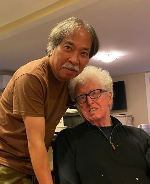 Nhà thơ Kevin Bowen (phải) và Chủ tịch Hội Nhà văn Việt Nam Nguyễn Quang Thiều.