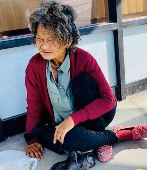 Nữ ca sĩ kiệt sức vì chưa ăn gì nên không nói chuyện được nhiều.