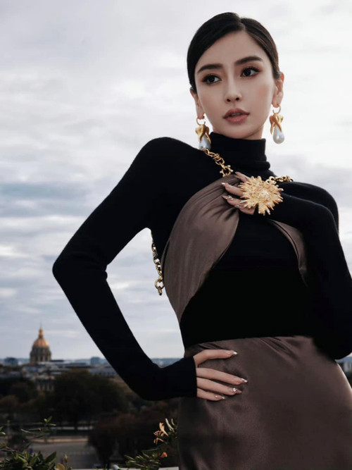 Angelababy tìm cách thoát tội, không thừa nhận tới Crazy Horse, nhưng bị vạch trần. Angelababy tìm cách thoát tội, không thừa nhận tới Crazy Horse, nhưng bị vạch trần.