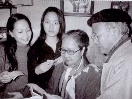 NSƯT Tiêu Lang (ngoài cùng bên phải) cùng gia đình.