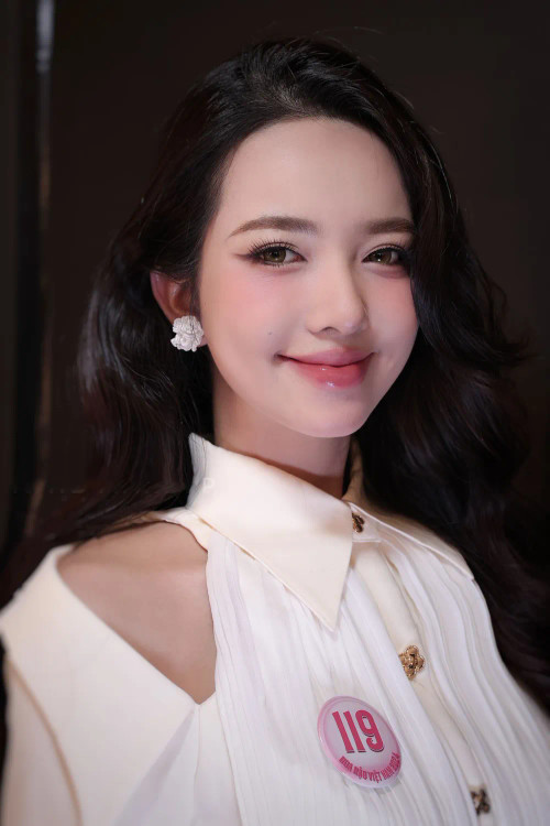 Võ Thị Thanh Bình là một trong số các thí sinh thực hiện phần thi tài năng múa chén.