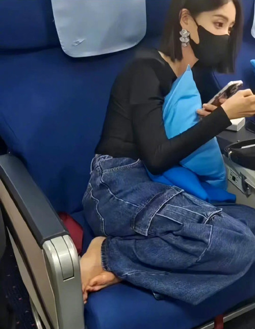 Hình ảnh Lý Nhất Đồng gác chân lên ghế máy bay. Hình ảnh Lý Nhất Đồng gác chân lên ghế máy bay.