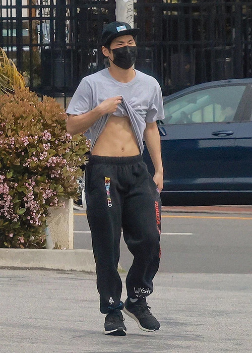 Pax Thiên khoe cơ bụng giữa phố. Pax Thiên khoe cơ bụng giữa phố.