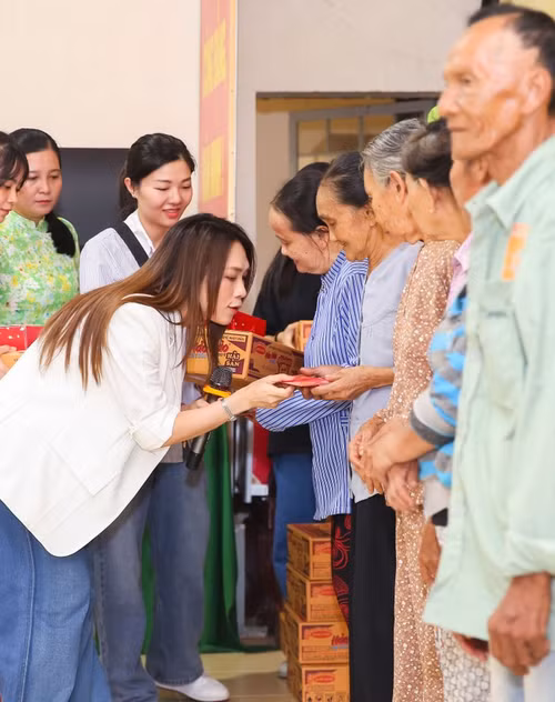 Mỹ Tâm tiết lộ "Có chồng rồi" trong chuyến từ thiện ở Bến Tre. Mỹ Tâm tiết lộ "Có chồng rồi" trong chuyến từ thiện ở Bến Tre.