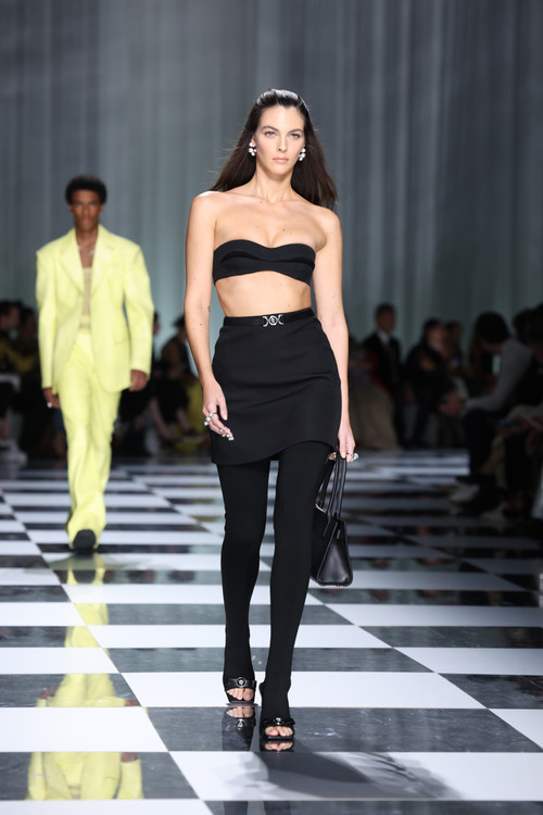 Vittoria Ceretti diễn show Versace tại Tuần lễ thời trang Milan, Italy. Vittoria Ceretti diễn show Versace tại Tuần lễ thời trang Milan, Italy.