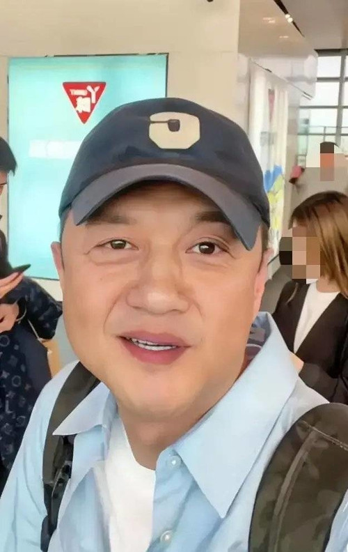 Lý Á Bằng bị cấm bay vì vỡ nợ. Lý Á Bằng bị cấm bay vì vỡ nợ.