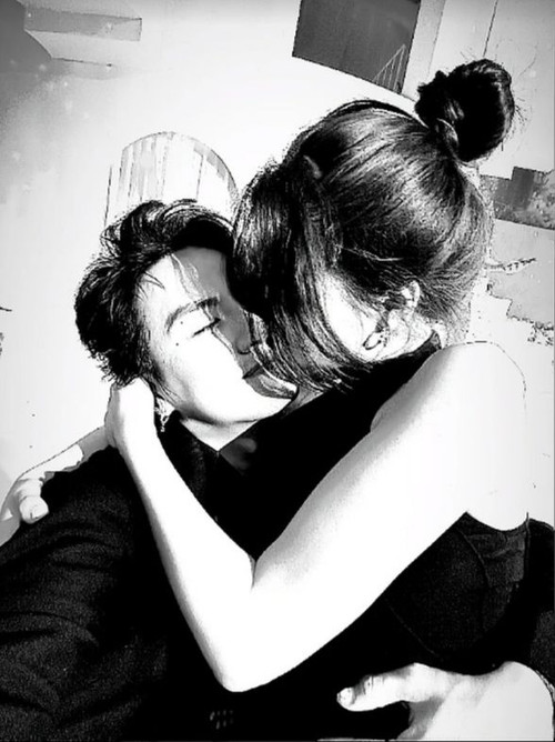 Bức ảnh Hòa Minzy ôm cổ Duy Khánh trong tiệc cưới của Puka và Gin Tuấn Kiệt.