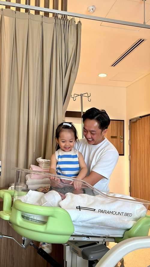 Cường Đô La bên hai con Suchin và Sutin.