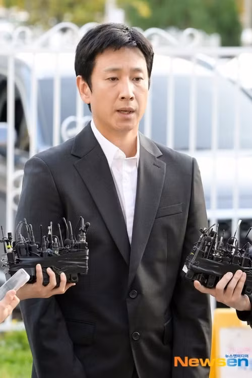 Lee Sun Kyun trong một lần ra tòa. Lee Sun Kyun trong một lần ra tòa.