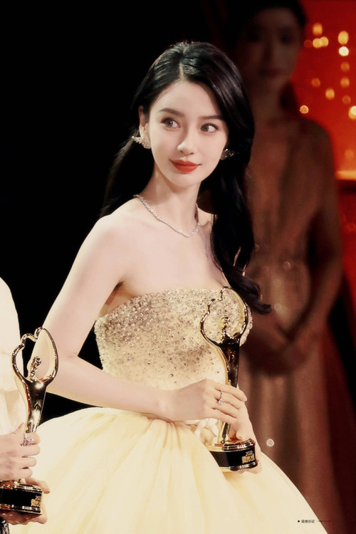 Angela Baby tươi tắn tại lễ trao giải. Angela Baby tươi tắn tại lễ trao giải.