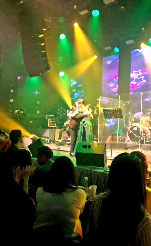 Kết thúc bài hát Nối lại tình xưa, cả hai trao nhau cái ôm hữu nghị, Như Quỳnh lui vào trong, nhường sân khấu cho "đàn em" và Mai Trần Lâm bắt đầu "tấu hài" gây sốc.