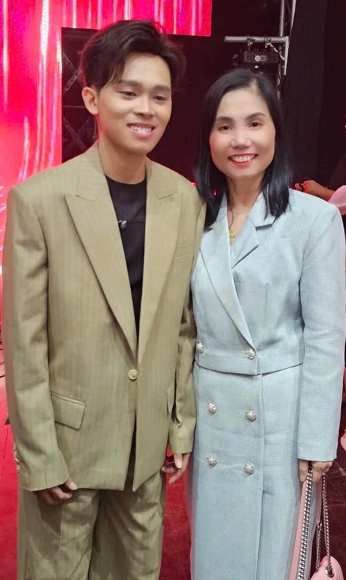 Nữ doanh nhân Kim Khoa bên Idol Hồ Văn Cường.