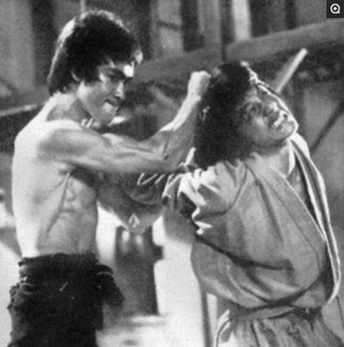 Cảnh trong phim Long tranh hổ đấu, Thành Long bấy giờ là diễn viên vô danh. Ông đóng vai phụ bị Lý Tiểu Long nắm tóc bẻ cổ. Ảnh: Sohu.