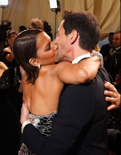 Halle Berry hôn Adrien Brody tái hiện khoảnh khắc gây sốc hai thập kỷ trước.
