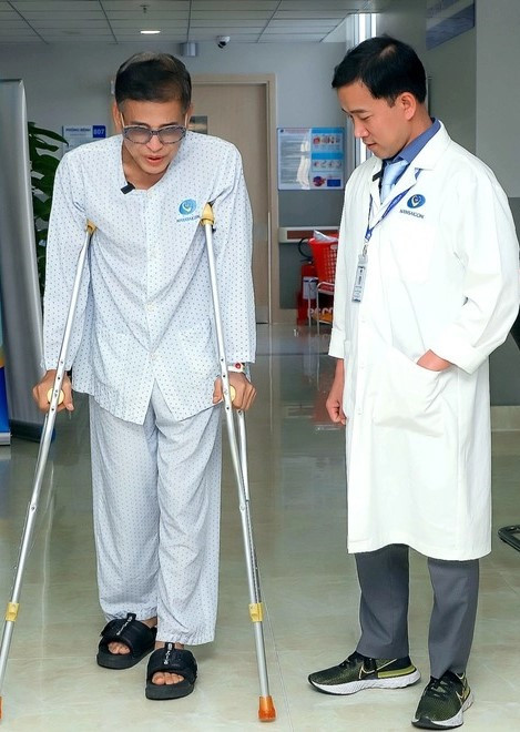 MC Thanh Bạch tập vật lý trị liệu sau phẫu thuật. MC Thanh Bạch tập vật lý trị liệu sau phẫu thuật.