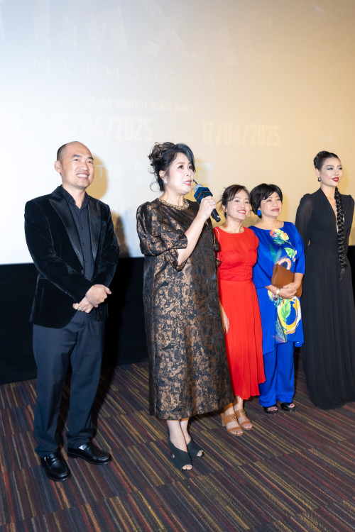 Dàn diễn viên trong buổi ra mắt khán giả. Dàn diễn viên trong buổi ra mắt khán giả.