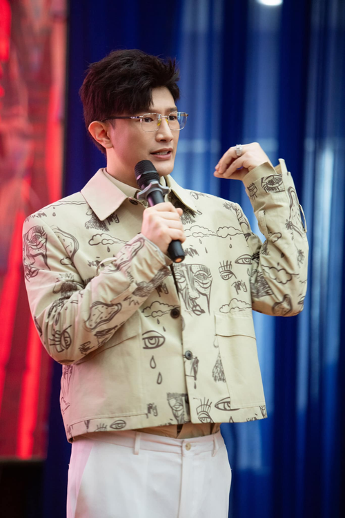 Dược sĩ Tiến và chuyên gia cho rằng trách nhiệm kiểm chứng không phụ thuộc hoàn toàn về nghệ sĩ, nhưng họ cũng không thể phó thác mọi thứ cho nhãn hàng. Dược sĩ Tiến và chuyên gia cho rằng trách nhiệm kiểm chứng không phụ thuộc hoàn toàn về nghệ sĩ, nhưng họ cũng không thể phó thác mọi thứ cho nhãn hàng.