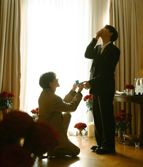 Both hai lần cầu hôn bạn trai. Both hai lần cầu hôn bạn trai.