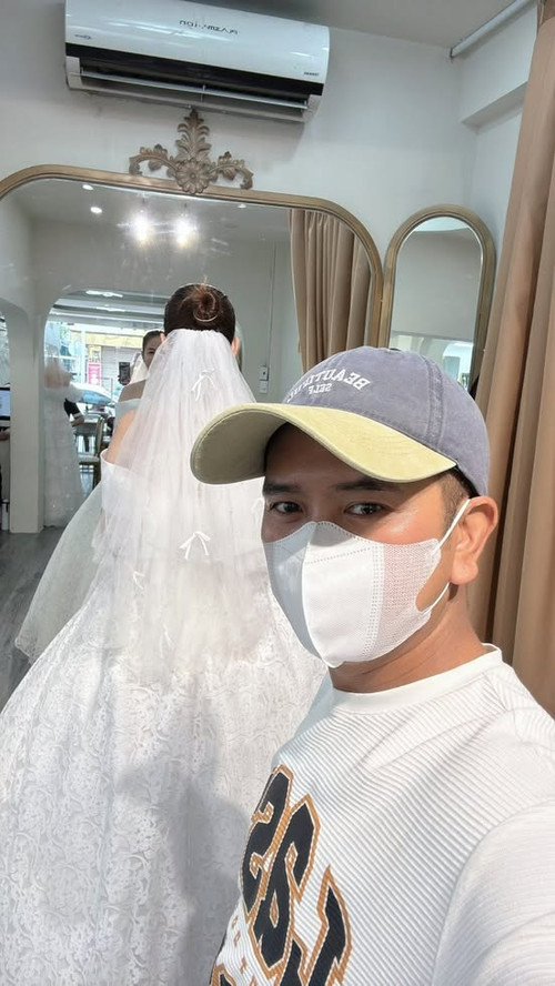 Hùng Thuận đưa bạn gái đi thử váy cưới ngày 30/5. Hùng Thuận đưa bạn gái đi thử váy cưới ngày 30/5.