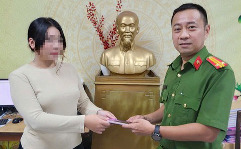 Công an trao trả điện thoại lại cho bị hại. Ảnh: C.A.