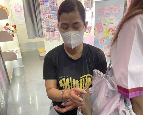 Bị can Nở thực hiện lại hành vi trộm điện thoại của nữ sinh. Ảnh: C.A.