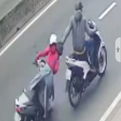 Camera ghi cảnh Hưng giật ba lô của chị A (Ảnh cắt từ clip).