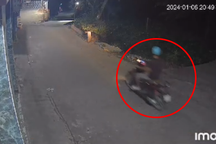 Hình ảnh nghi phạm di chuyển trên tuyến đường ở Long An được camera ghi lại. Ảnh cắt từ clip.