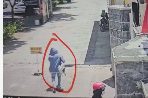 Camera ghi lại hình ảnh kẻ gian tẩu thoát sau khi móc được điện thoại của chị L..