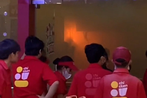 Lửa bùng lên từ cửa hàng trong siêu thị Lotte Mart. Ảnh: A.X. Lửa bùng lên từ cửa hàng trong siêu thị Lotte Mart. Ảnh: A.X.