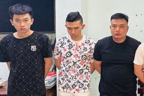 Các đối tượng Lưu (bên phải), Long và Minh tại cơ quan công an. Các đối tượng Lưu (bên phải), Long và Minh tại cơ quan công an.