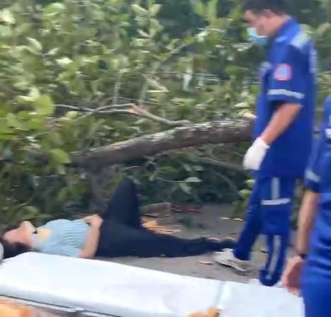 Một nạn nhân bị thương được nhân viên y tế sơ cứu. Ảnh cắt từ clip. Một nạn nhân bị thương được nhân viên y tế sơ cứu. Ảnh cắt từ clip.