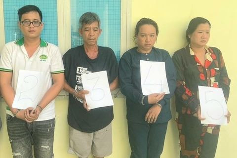 Từ trái qua, Phúc, Anh, Tuyến và Thu tại cơ quan công an. Ảnh: A.X. Từ trái qua, Phúc, Anh, Tuyến và Thu tại cơ quan công an. Ảnh: A.X.