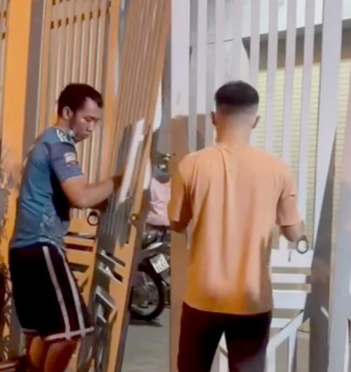 Công an đưa Trí và Văn phục dựng lại hiện trường. Công an đưa Trí và Văn phục dựng lại hiện trường.