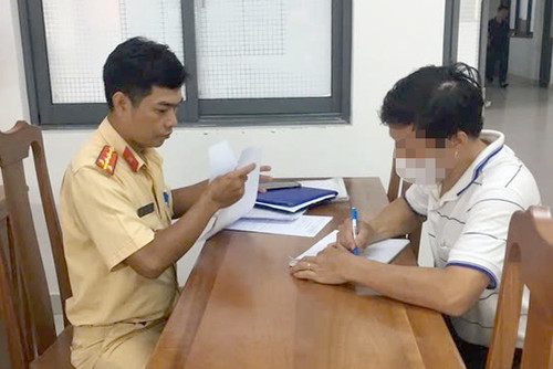 Lực lượng CSGT làm việc với ông T.. Ảnh: A.X.