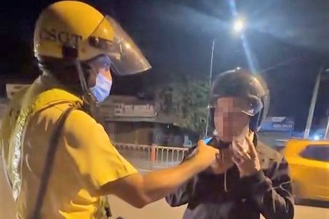 Lực lượng CSGT kiểm tra nồng độ cồn đối với ông D. Ảnh: Phòng PC08.