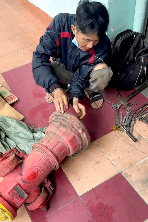 Nghi can Nhàn cùng với tang vật vụ án.