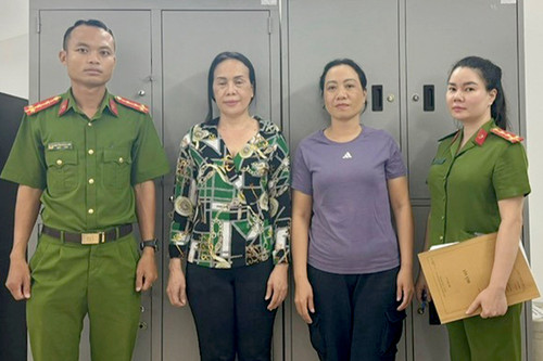 Bà Bích (áo thun tím) và bà Linh tại cơ quan công an. Ảnh: C.A. Bà Bích (áo thun tím) và bà Linh tại cơ quan công an. Ảnh: C.A.