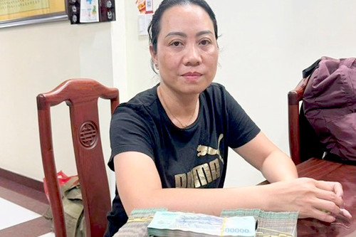 Bà Bích cùng với tang vật. Ảnh: C.A. Bà Bích cùng với tang vật. Ảnh: C.A.