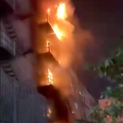 Lửa đỏ rực bao trùm mặt sau của tòa nhà. Ảnh cắt từ clip. Lửa đỏ rực bao trùm mặt sau của tòa nhà. Ảnh cắt từ clip.