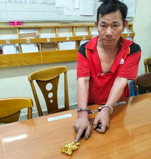 Nghi phạm Nguyễn Văn Tiến cùng với tang vật tại thời điểm bị bắt giữ. Ảnh: Công an cung cấp.