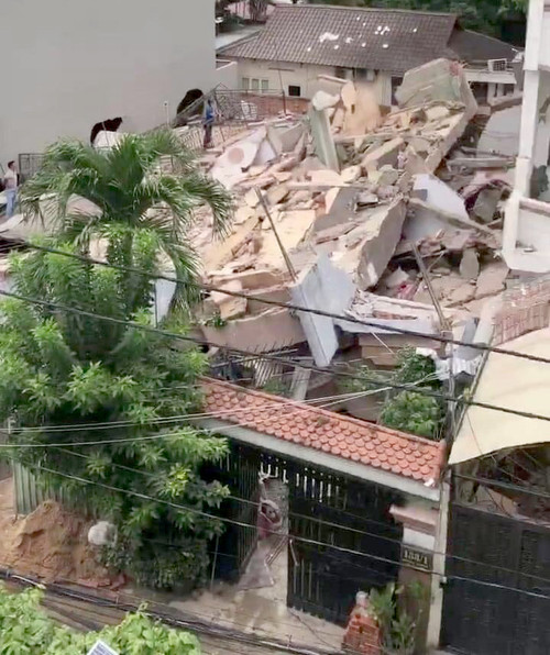 Căn nhà rộng 130m2 bị đổ sập hoàn toàn. Ảnh cắt từ clip.