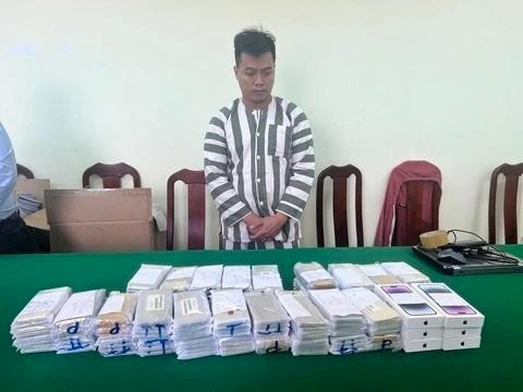 Ngô Thạch Hảo cùng với tang vật tại thời điểm bị bắt giữ.