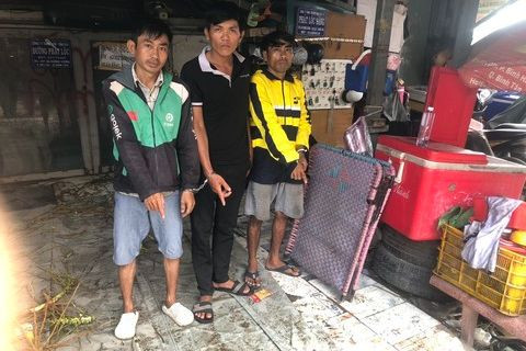 Các đối tượng tạt sơn vào tiệm tạp hóa bị bắt giữ. Các đối tượng tạt sơn vào tiệm tạp hóa bị bắt giữ.