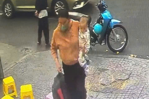 Hình ảnh bà Xuân đưa con đến bệnh viện. Ảnh: C.A. Hình ảnh bà Xuân đưa con đến bệnh viện. Ảnh: C.A.